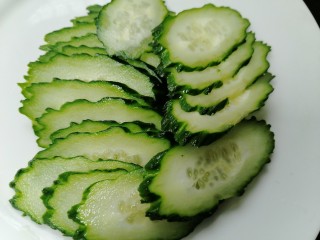 5、黄瓜凉拌金针菇,黄瓜洗干净后切成薄片