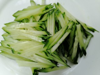 6、黄瓜凉拌金针菇,将黄瓜切成丝