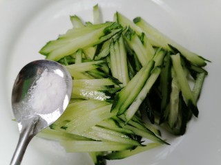 7、黄瓜凉拌金针菇,加入适量盐将黄瓜丝腌制十五分钟