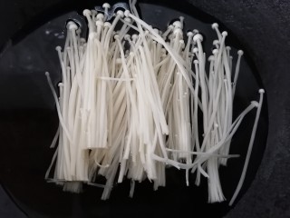 9、黄瓜凉拌金针菇,水烧开将金针菇放入锅内焯水