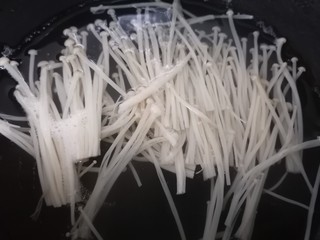 10、黄瓜凉拌金针菇,金针菇变软即可出锅