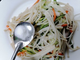 12、黄瓜凉拌金针菇,金针菇挤干水分放入盘内加入适量盐调味