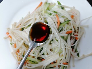 13、黄瓜凉拌金针菇,加入一勺生抽提鲜