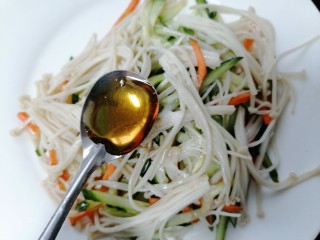 14、黄瓜凉拌金针菇,加入适量芝麻油