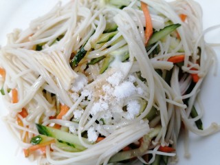 15、黄瓜凉拌金针菇,最后加入一勺白糖搅拌均匀即可