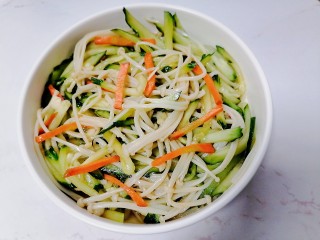 16、黄瓜凉拌金针菇,装盘