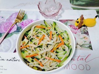 17、黄瓜凉拌金针菇,拍上成品图，一道清爽的黄瓜凉拌金针菇就完成了。