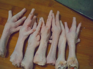 2、青椒炒鸡爪,将鸡爪的指甲去掉