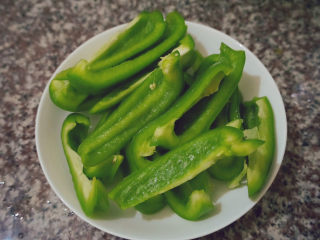 5、青椒炒鸡爪,切成小片备用