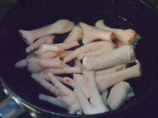 13、青椒炒鸡爪,冷水入锅，倒入鸡爪