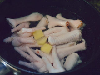 14、青椒炒鸡爪,放入几片姜片