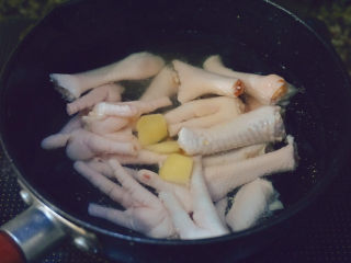 15、青椒炒鸡爪,倒入料酒开煮