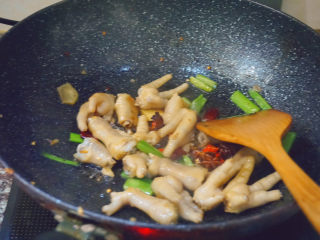21、青椒炒鸡爪,中火翻炒2-3分钟