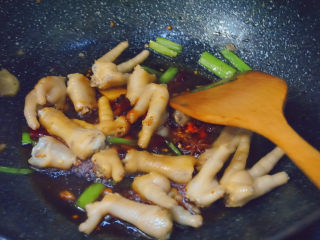 22、青椒炒鸡爪,加盐、生抽、蚝油翻炒