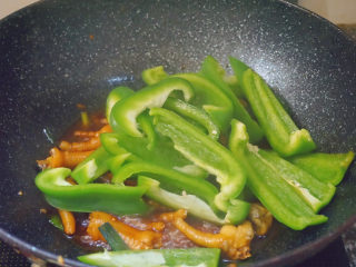 24、青椒炒鸡爪,最后倒入青椒焖煮