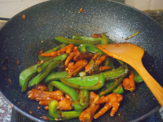 25、青椒炒鸡爪,等待收汁即可出锅了～