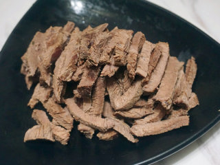 1、麻辣牛肉干  ,将老姜拍破，葱切成斜段待用