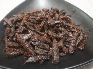 2、麻辣牛肉干  ,炸好的牛肉干露个脸