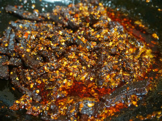 3、麻辣牛肉干  ,临出锅前淋入芝麻油，拌匀即可出锅