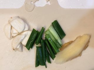 1、可乐排骨,葱切段，姜切片，蒜切片