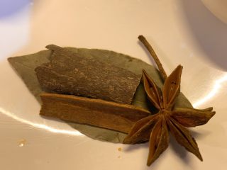 2、可乐排骨,准备好1片桂皮，1个八角，一片香叶