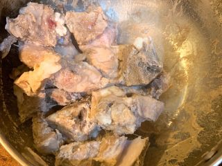 3、可乐排骨,排骨冷水下过焯水后清洗干净沥干待用