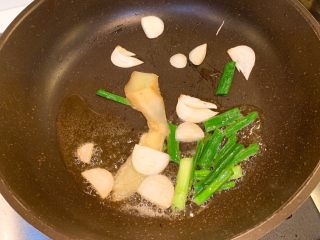 4、可乐排骨,冷锅热油，让入葱、姜、蒜翻炒均匀