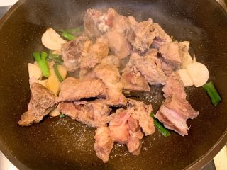 5、可乐排骨,放入排骨翻炒均匀