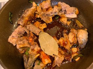 6、可乐排骨,再加入生抽2勺，老抽1勺，料酒1勺，蚝油2勺，八角、香叶、桂皮翻炒均匀