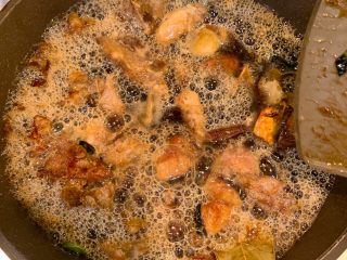 7、可乐排骨,倒入可乐要没过排骨，盖上盖子炖煮至全熟，大概20分钟