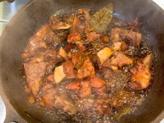 8、可乐排骨,汤汁变少，出锅前放入食盐即可，装盘后撒上白芝麻