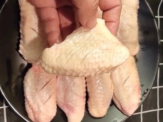 1、可乐鸡翅,准备性感的鸡翅两面改上花刀