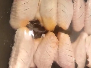 2、可乐鸡翅,凉水下锅加入料酒开锅煮出血沫