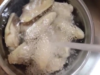 3、可乐鸡翅,捞出冲洗干净控水