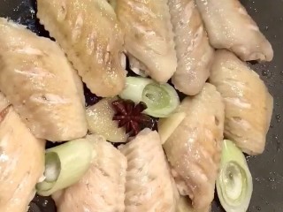 4、可乐鸡翅,锅放油放入鸡翅煎至两面金黄，加葱姜，八角炒出香味