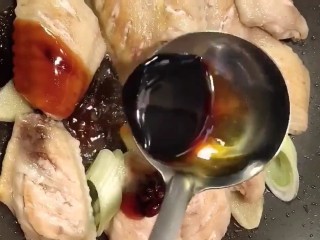 5、可乐鸡翅,倒入耗油，酱油炒香
