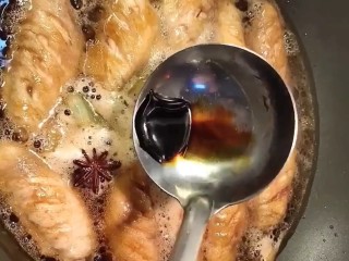 6、可乐鸡翅,炒香后倒入一罐可乐，半碗清水，盐，鸡精，老抽