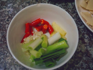 8、千张红烧肉,蒜段➕蒜苗