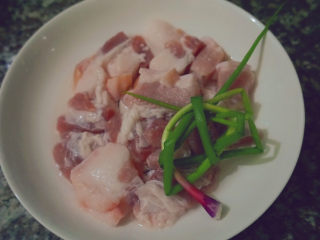 9、千张红烧肉,一根葱打结