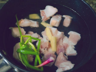 11、千张红烧肉,锅内倒入冷水，放入五花肉、姜片、打结的葱开煮