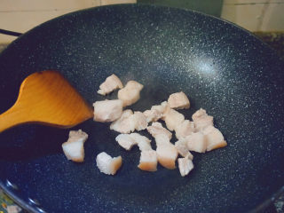 15、千张红烧肉,热锅后倒入五花肉小火翻炒