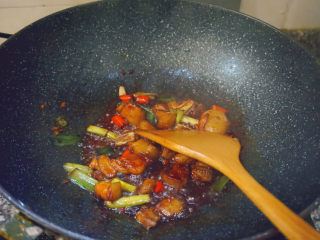 19、千张红烧肉,中火焖煮3-4分钟