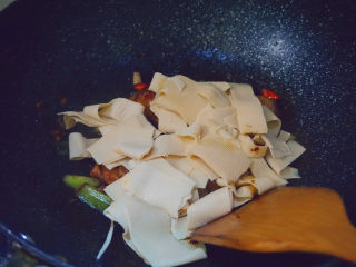 20、千张红烧肉,然后倒入千张