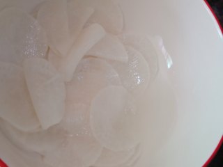 6、糖醋白萝卜,腌10分钟，已经腌出部分萝卜水了