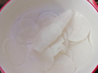 8、糖醋白萝卜,倒掉盐水，再用清水漂洗两次，洗去咸味