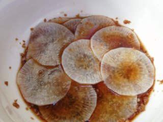 11、糖醋白萝卜,将萝卜片平铺入糖醋了，糖醋要没过萝卜