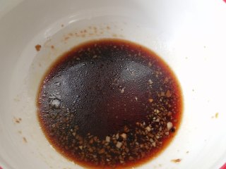 10、糖醋白萝卜,加入生抽和陈醋，搅拌至砂糖溶解