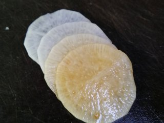 12、糖醋白萝卜,留出4片萝卜，排整齐