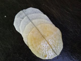 13、糖醋白萝卜,在中间切开