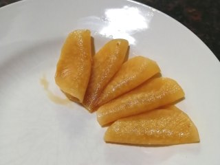 15、糖醋白萝卜,取一片萝卜片，对折，摆入盘中，每片萝卜与上一片重叠一点